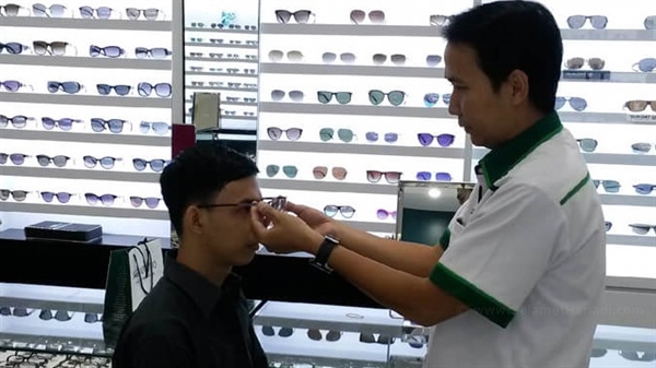 Pilihan Kacamata Berkualitas dan Pelayanan Terbaik di Optik Tunggal www.selamethariadi.com
