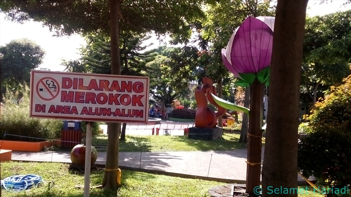 Tulisan Dilarang Merokok di alun alun (dok. pribadi)