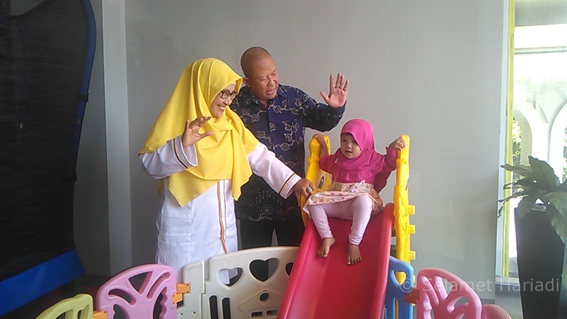 Dokter Iswiyanti Widyawati dengan Dokter Arief Basuki dan Cucu Mereka (dok.pribadi)