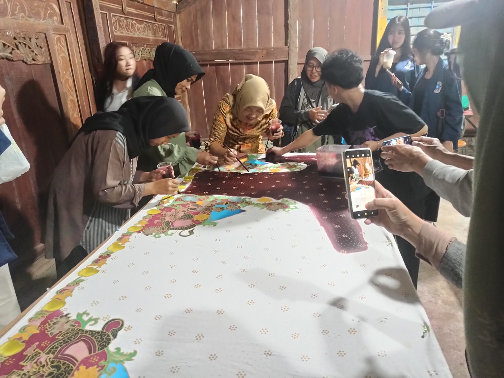 Proses Membatik (dok.pribadi)