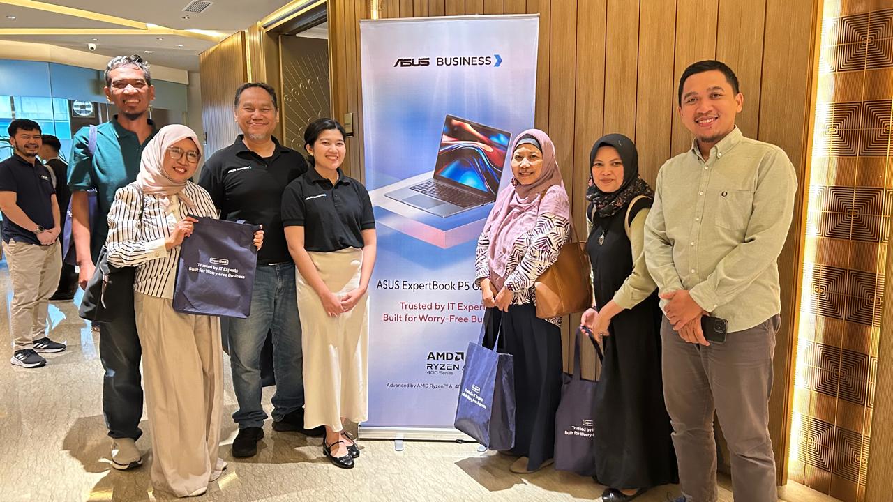 ASUS ExpertBook P5 G2 (AMD) foto bersama blogger Malang selamethariadi